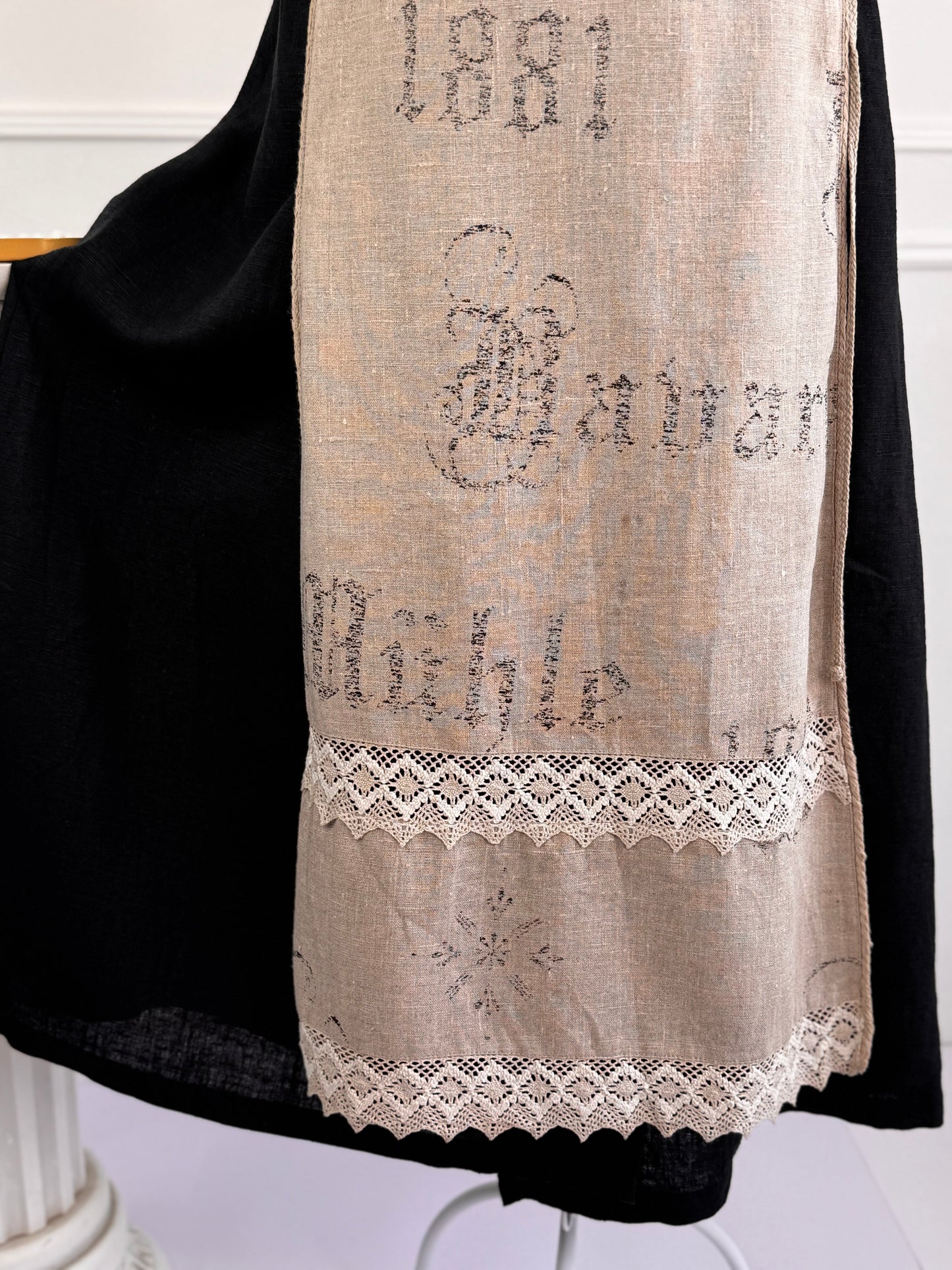 Costum vintage cu fustă din in