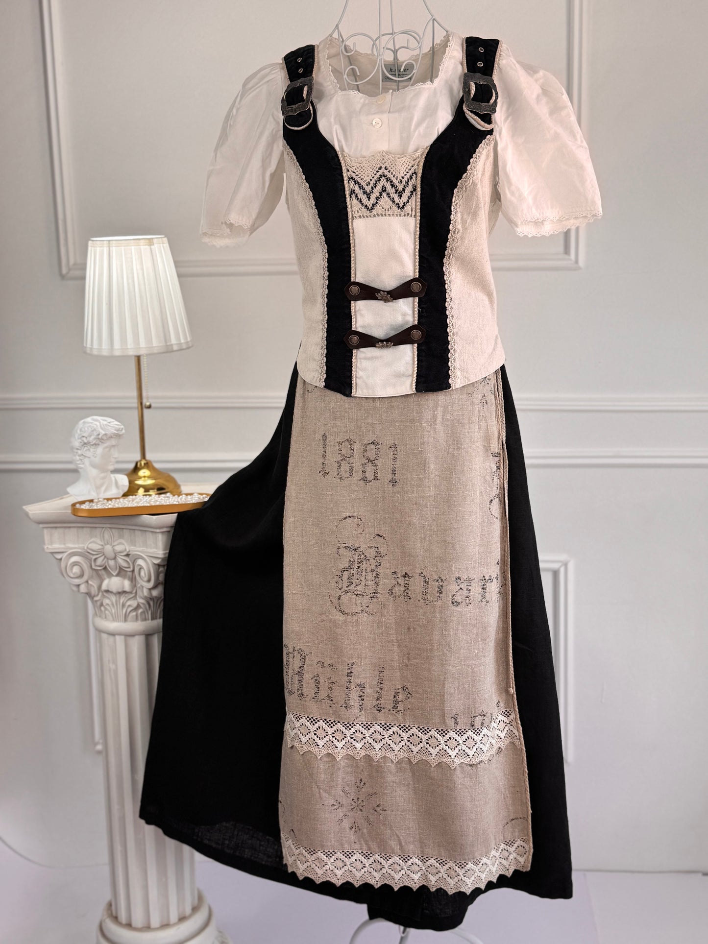 Costum vintage cu fustă din in