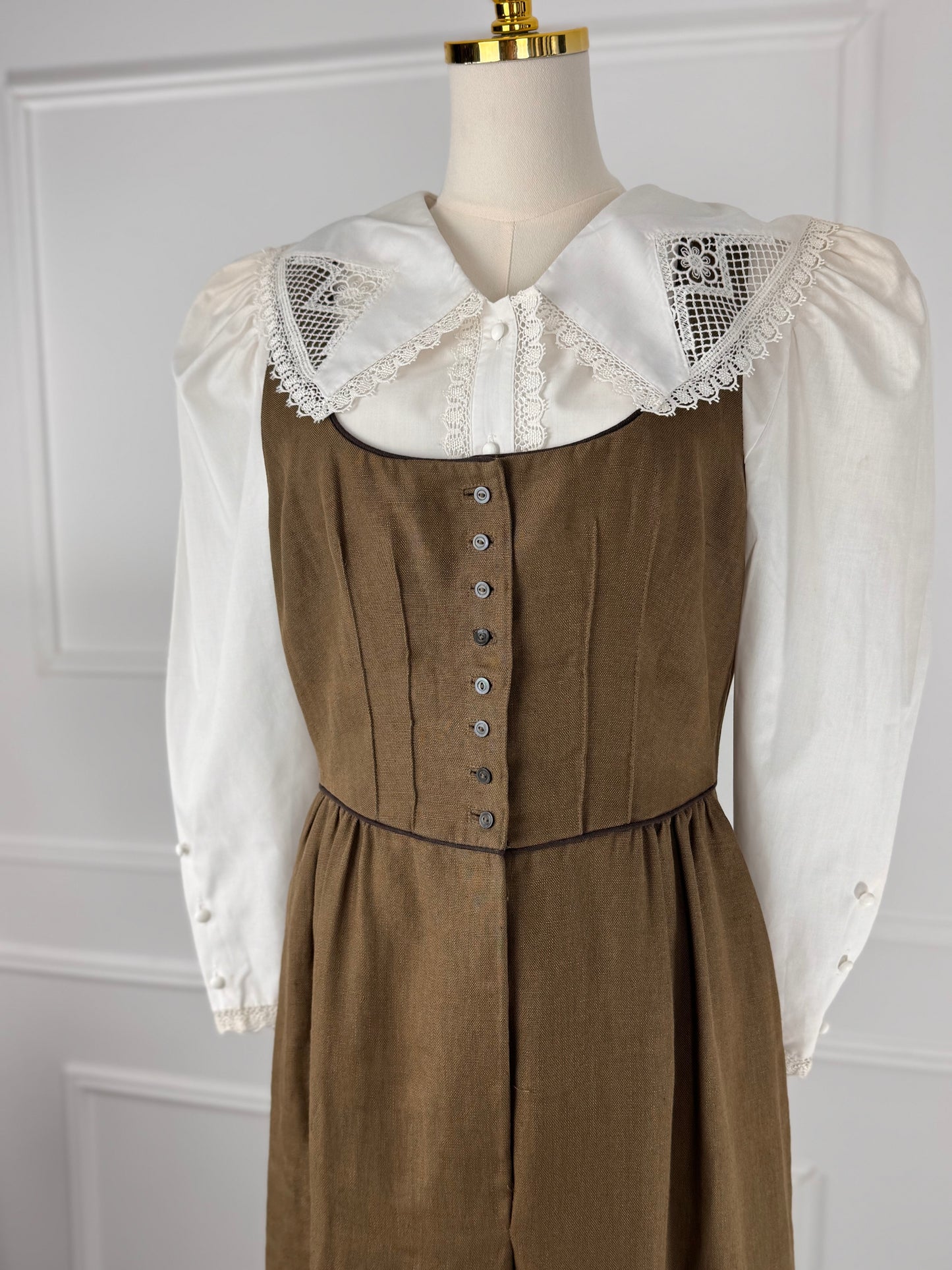 Rochie cu nasturi din in