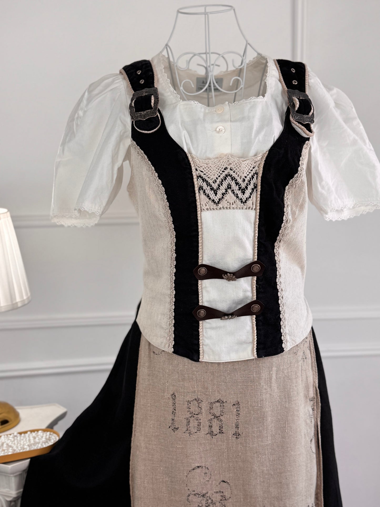 Costum vintage cu fustă din in
