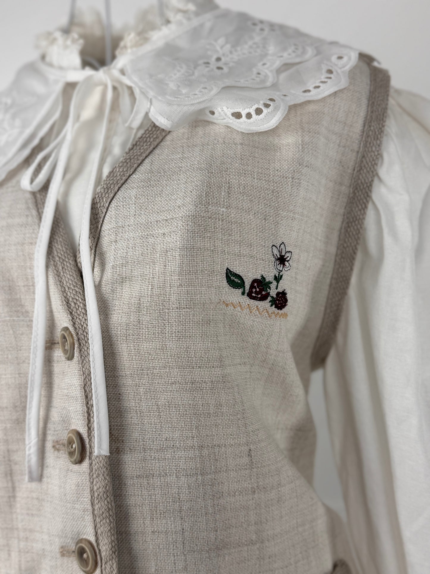 Vesta vintage cu detalii brodate