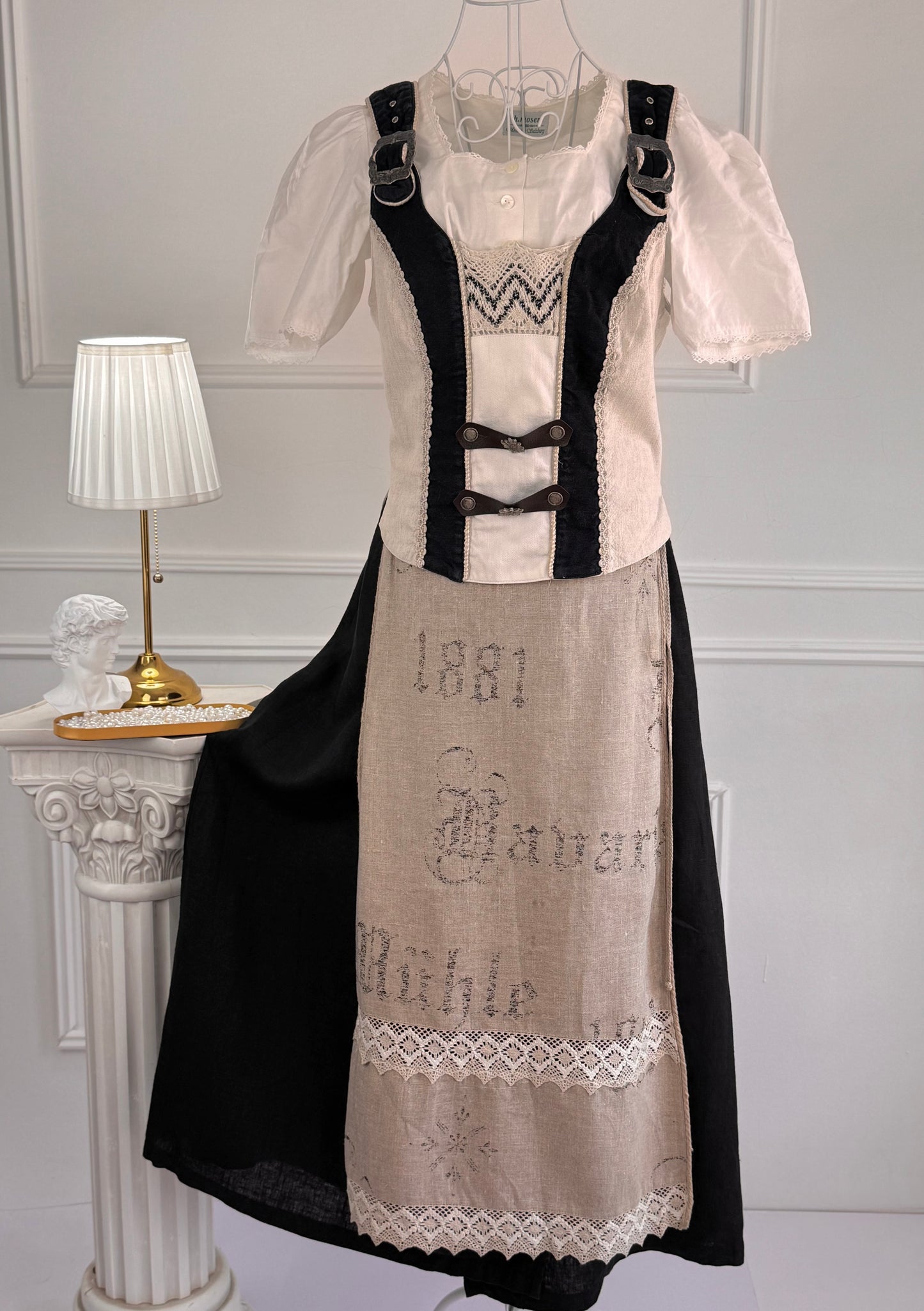 Costum vintage cu fustă din in