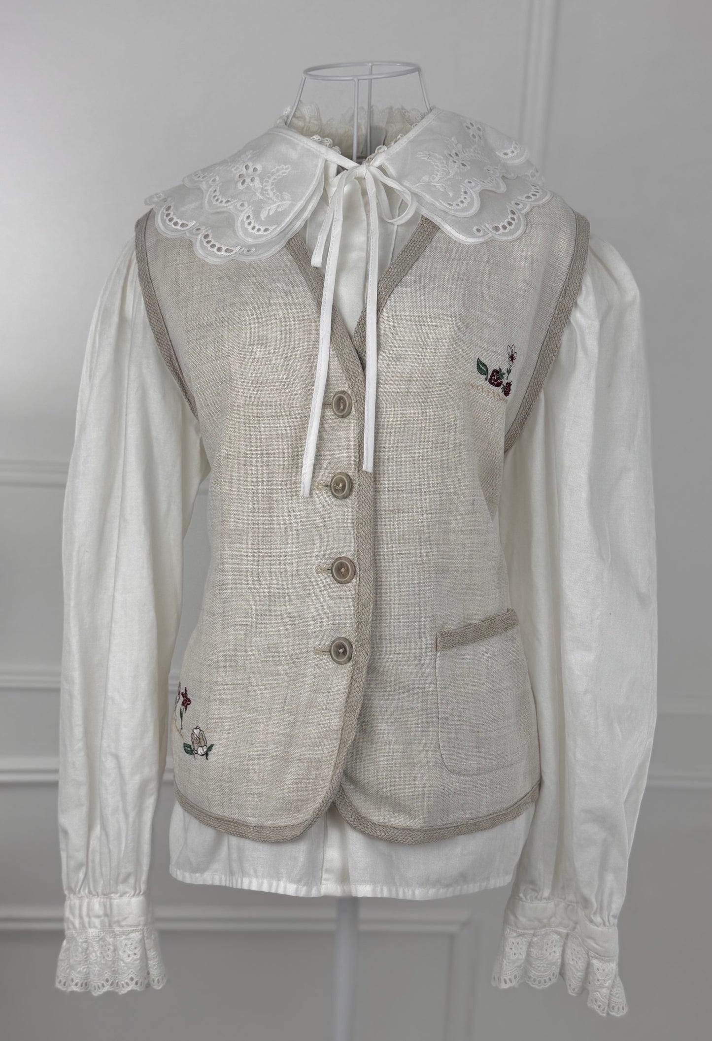 Vesta vintage cu detalii brodate