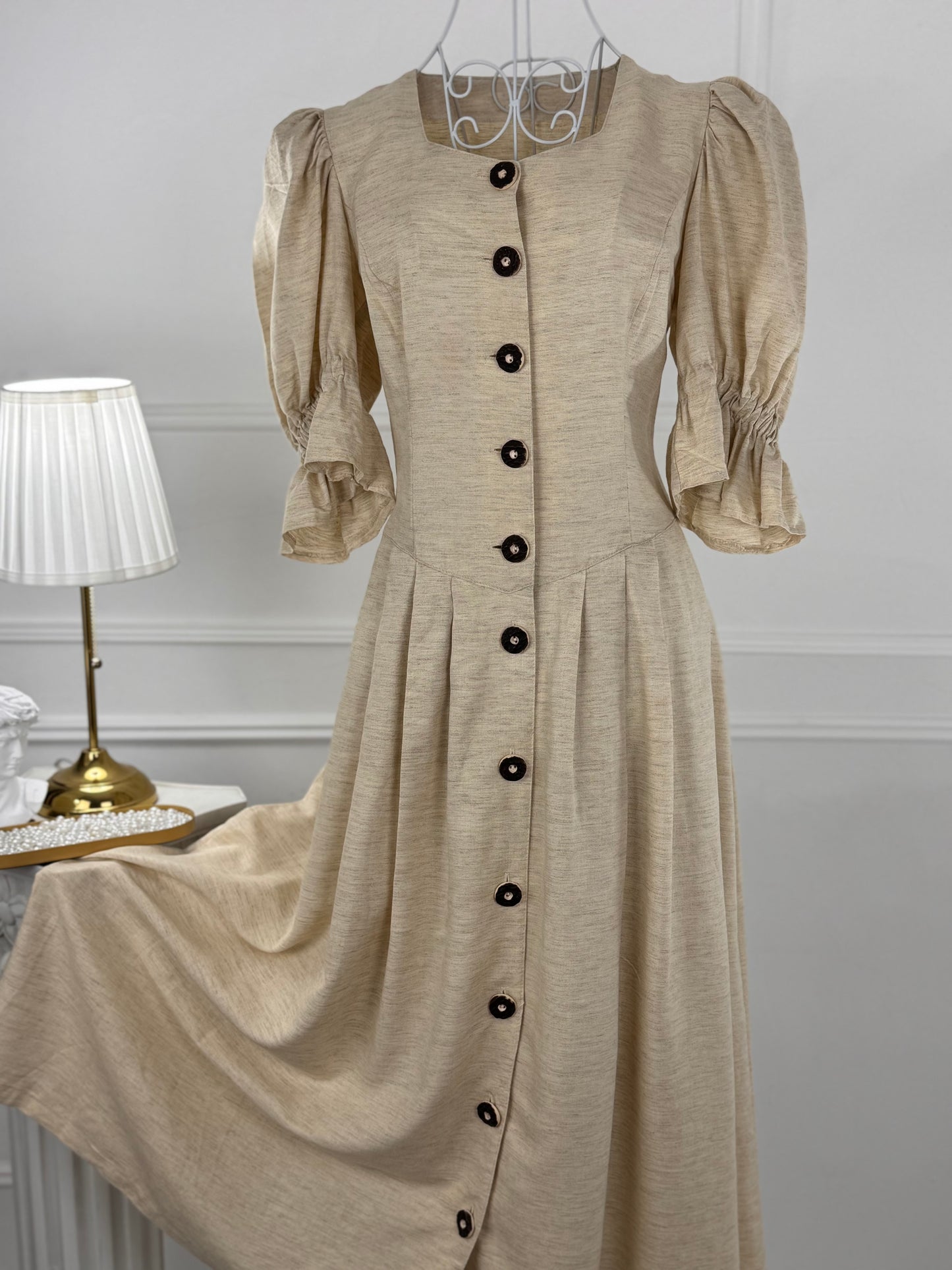 Rochie vintage cu nasturi prețioși