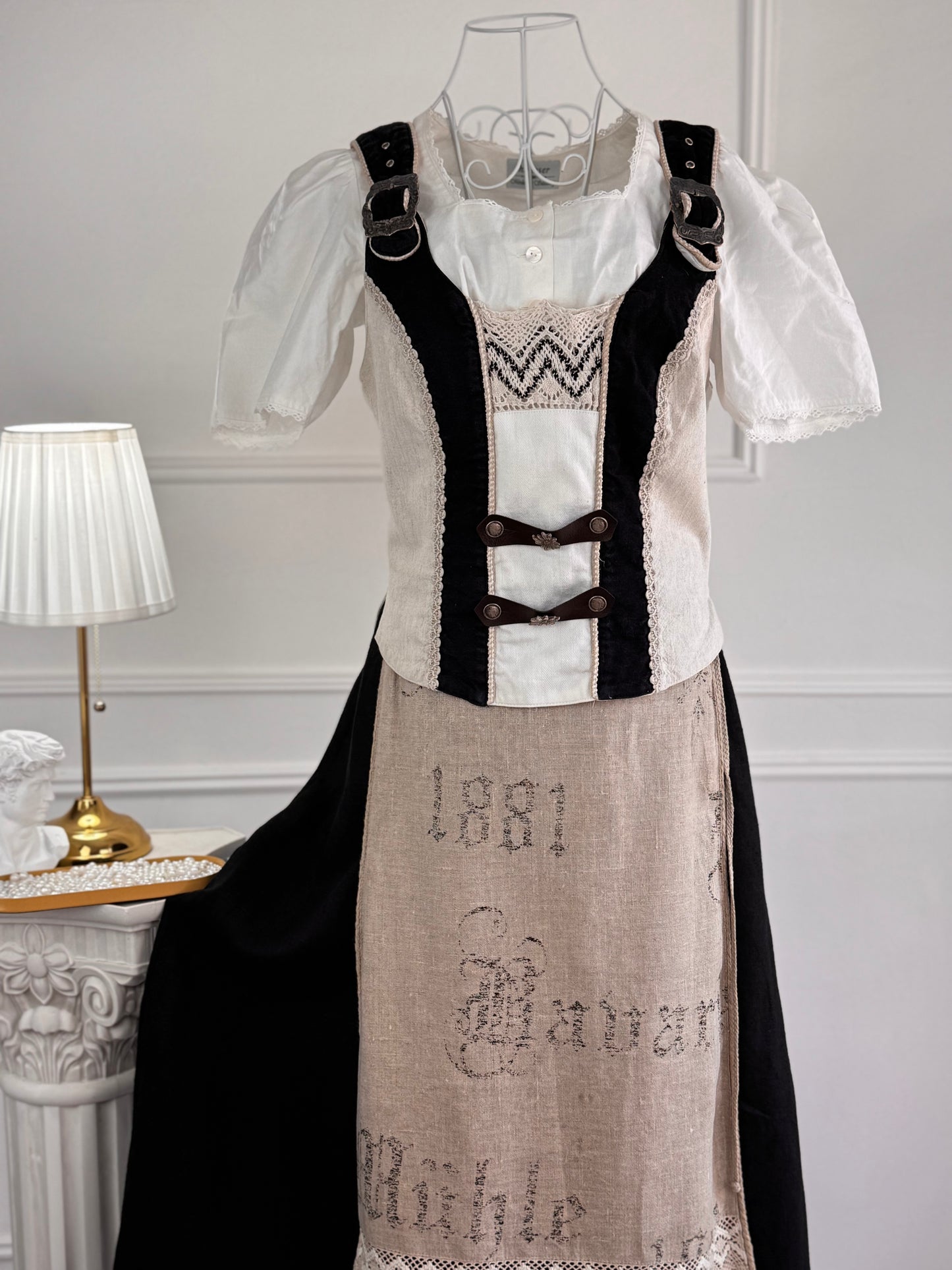 Costum vintage cu fustă din in