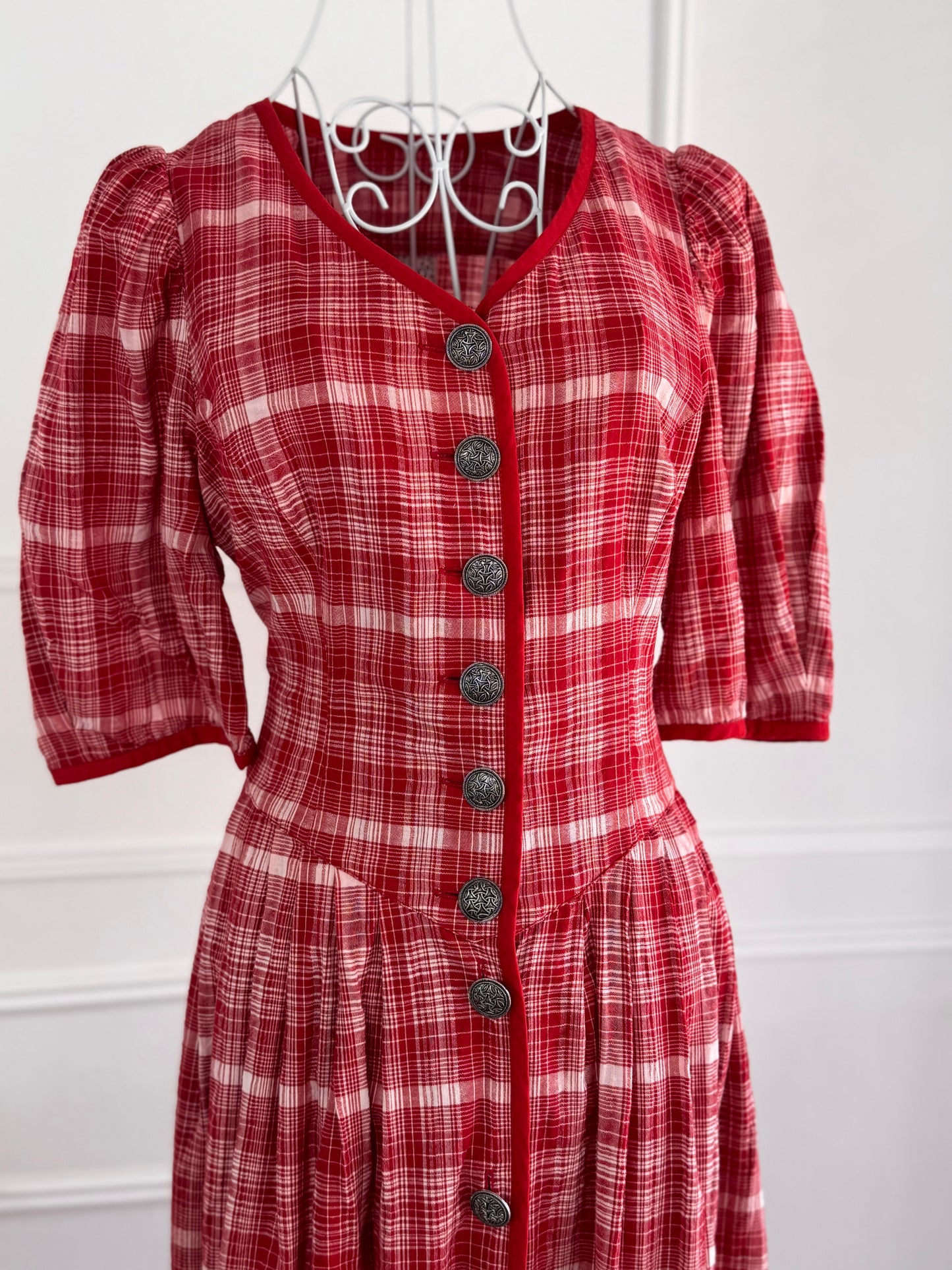 Rochie vintage cu nasturi prețioși