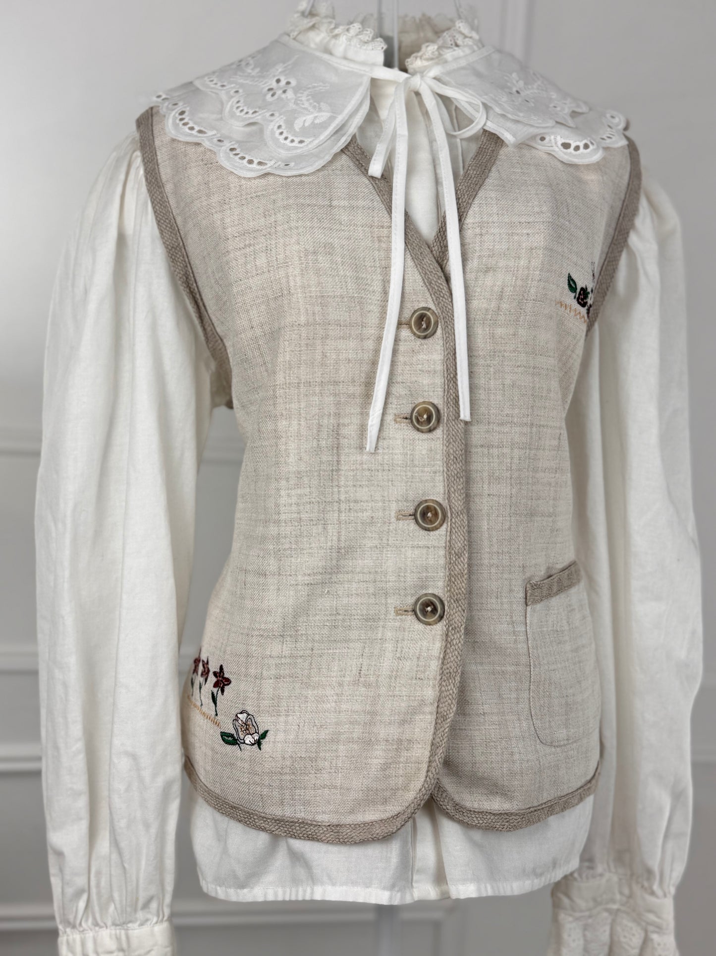 Vesta vintage cu detalii brodate