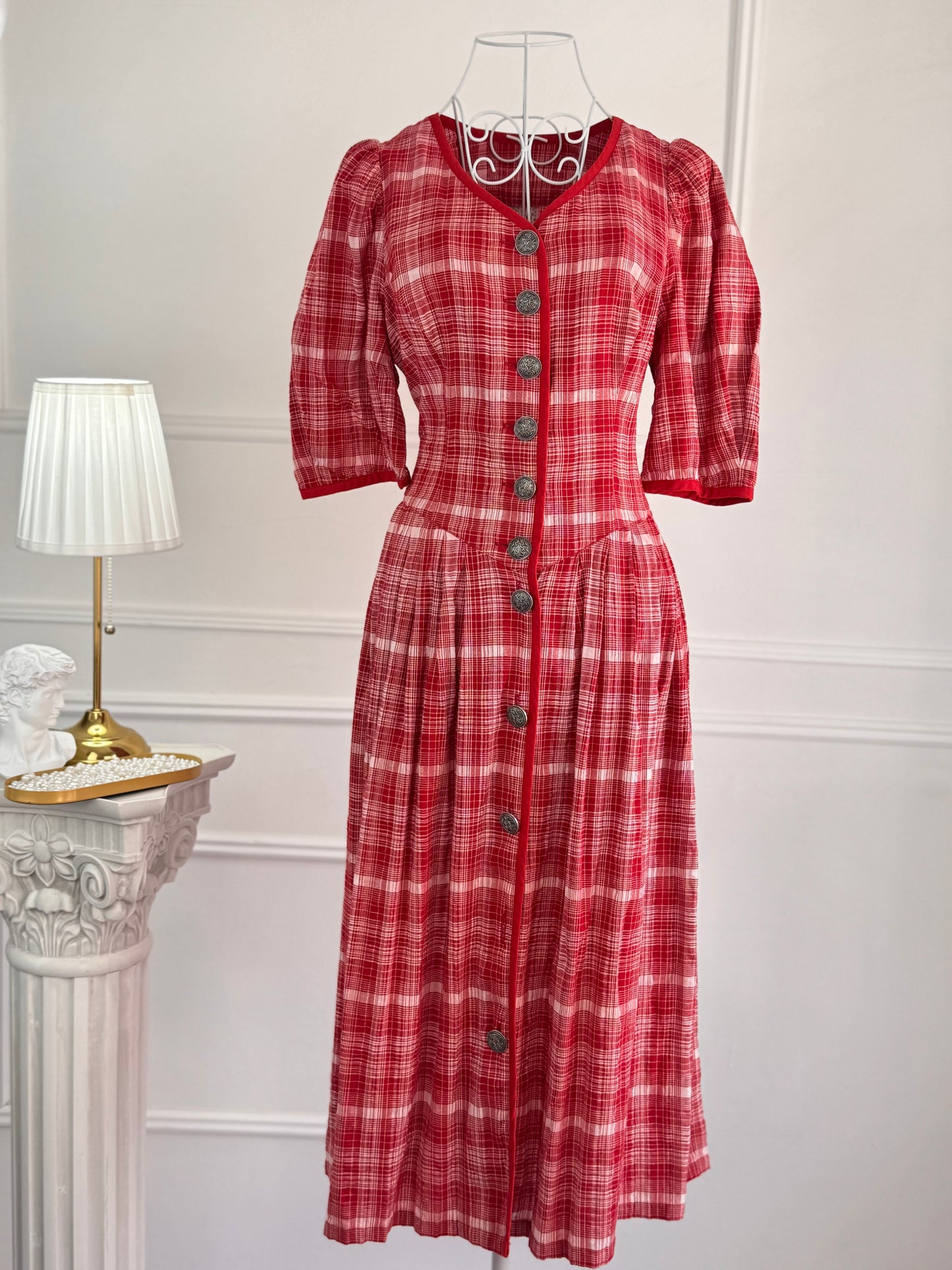 Rochie vintage cu nasturi prețioși