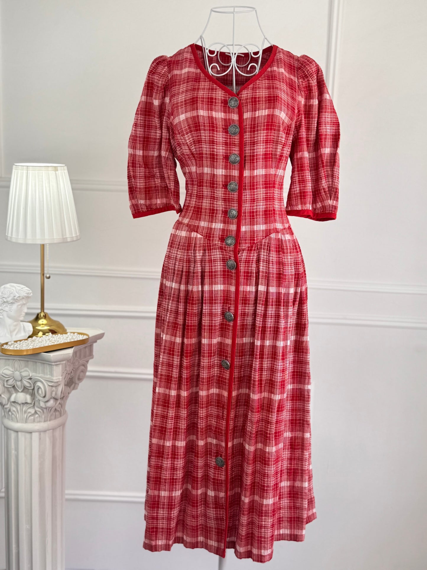 Rochie vintage cu nasturi prețioși