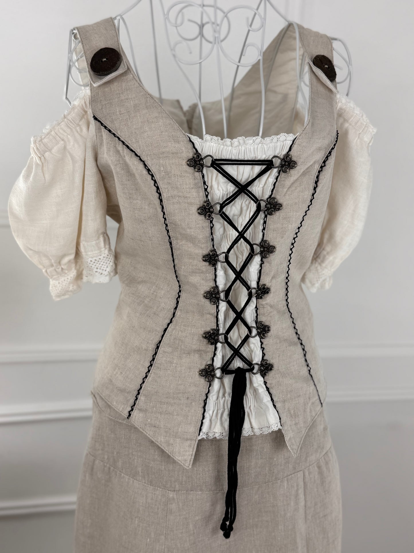 Costum vintage cu fustă
