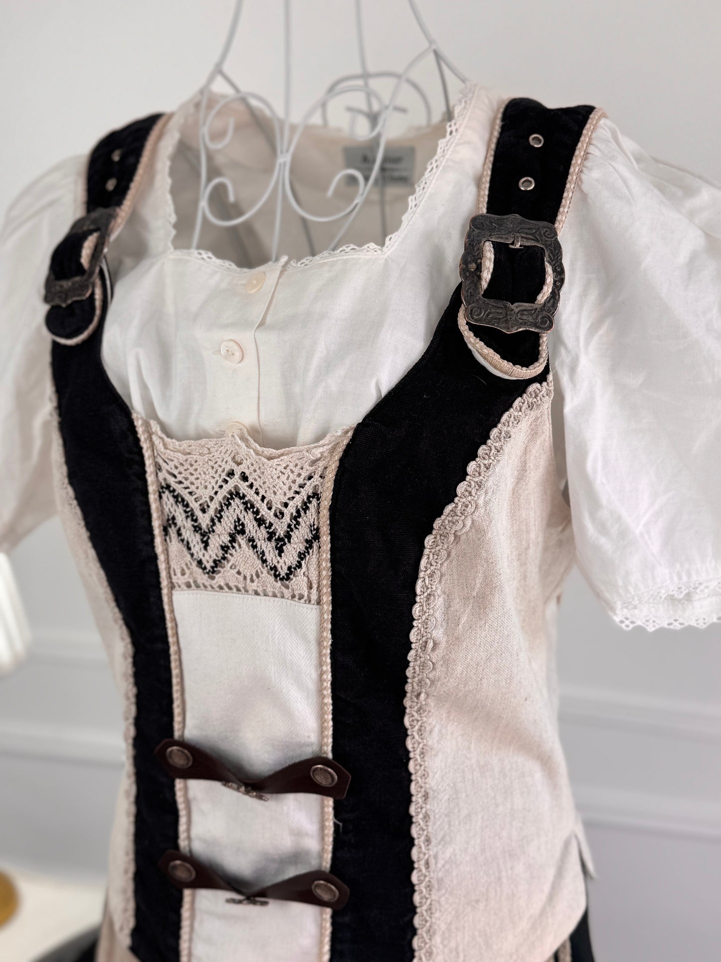 Costum vintage cu fustă din in