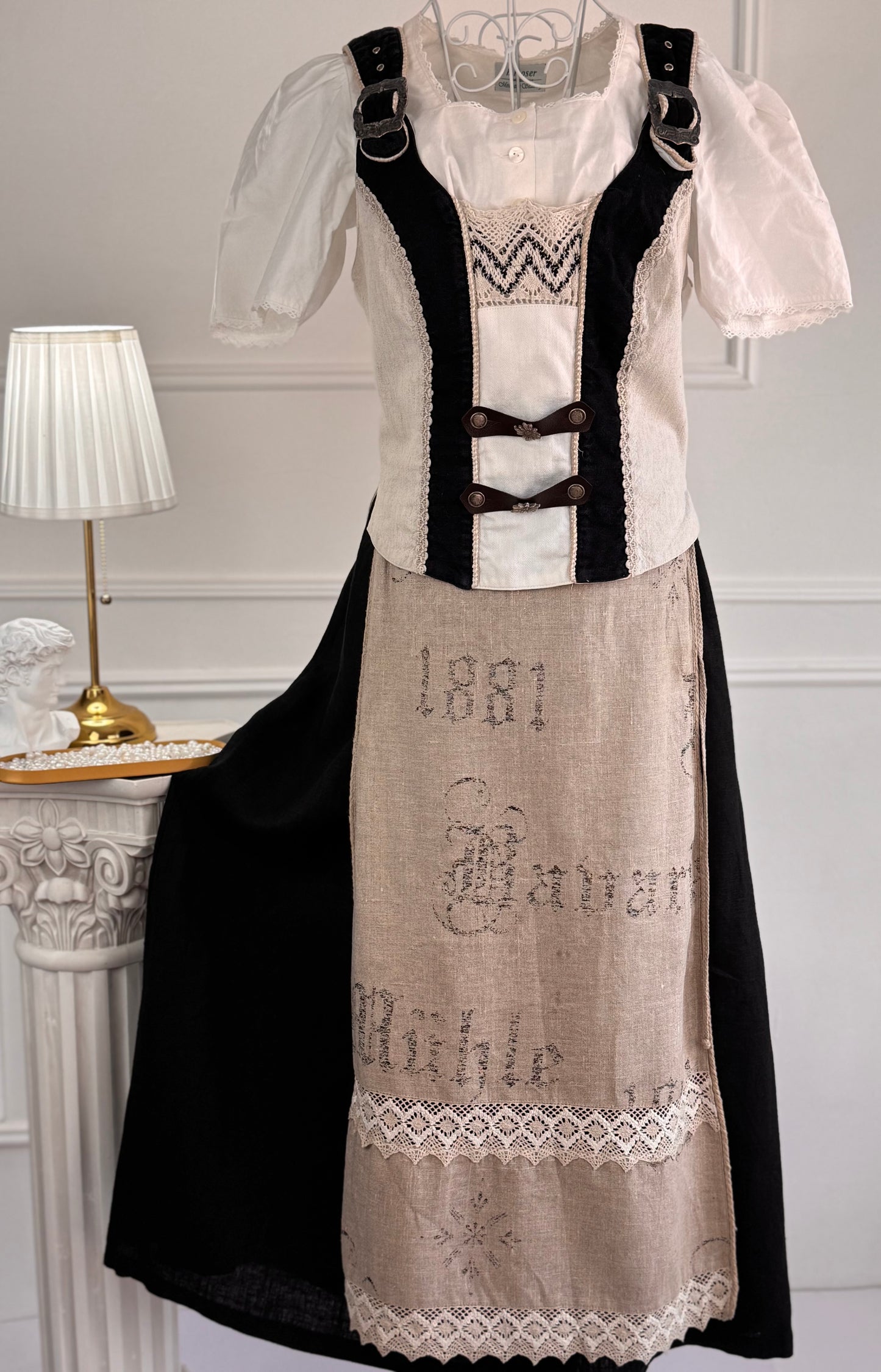 Costum vintage cu fustă din in
