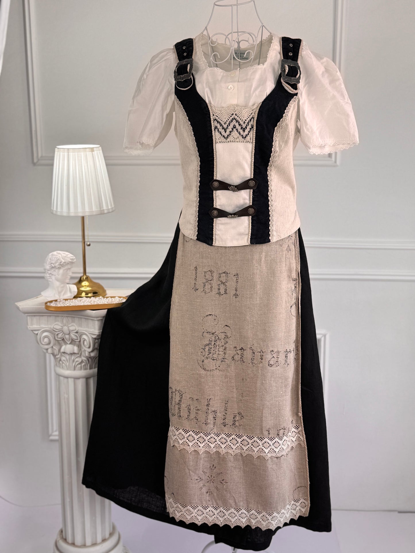 Costum vintage cu fustă din in