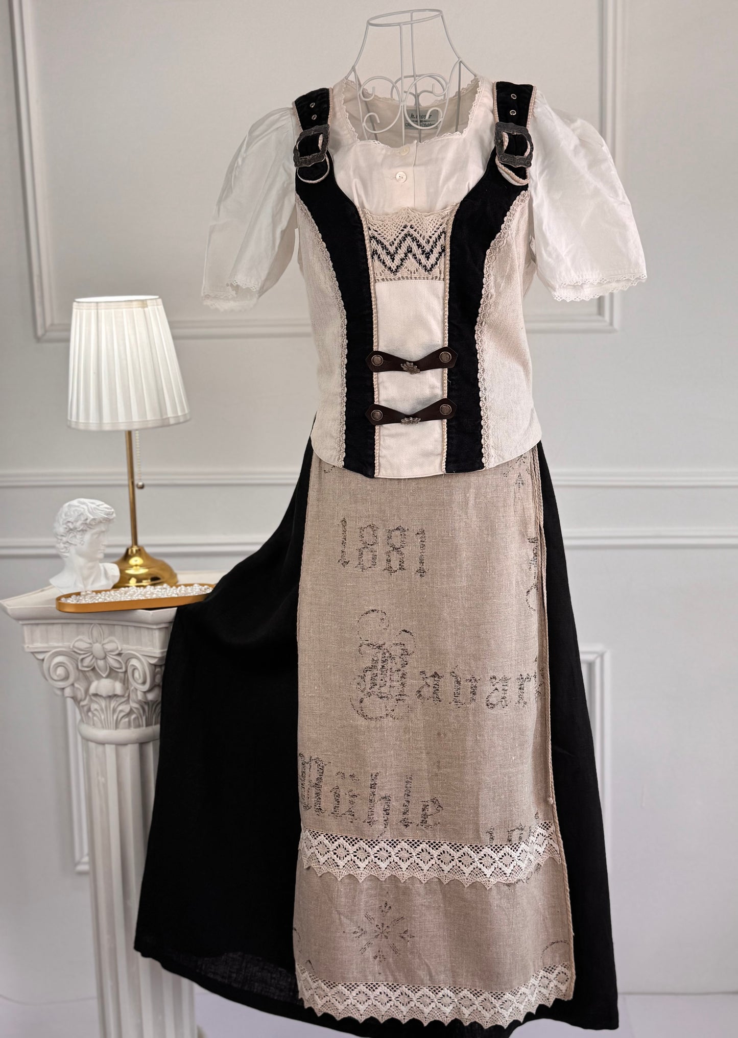 Costum vintage cu fustă din in