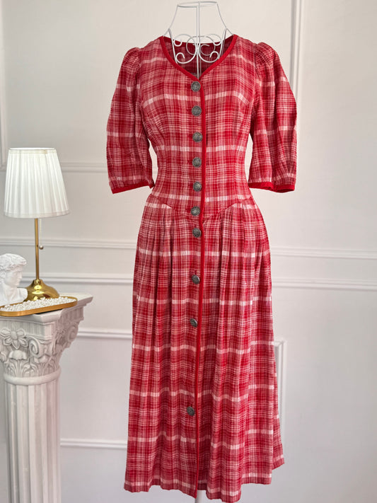 Rochie vintage cu nasturi prețioși