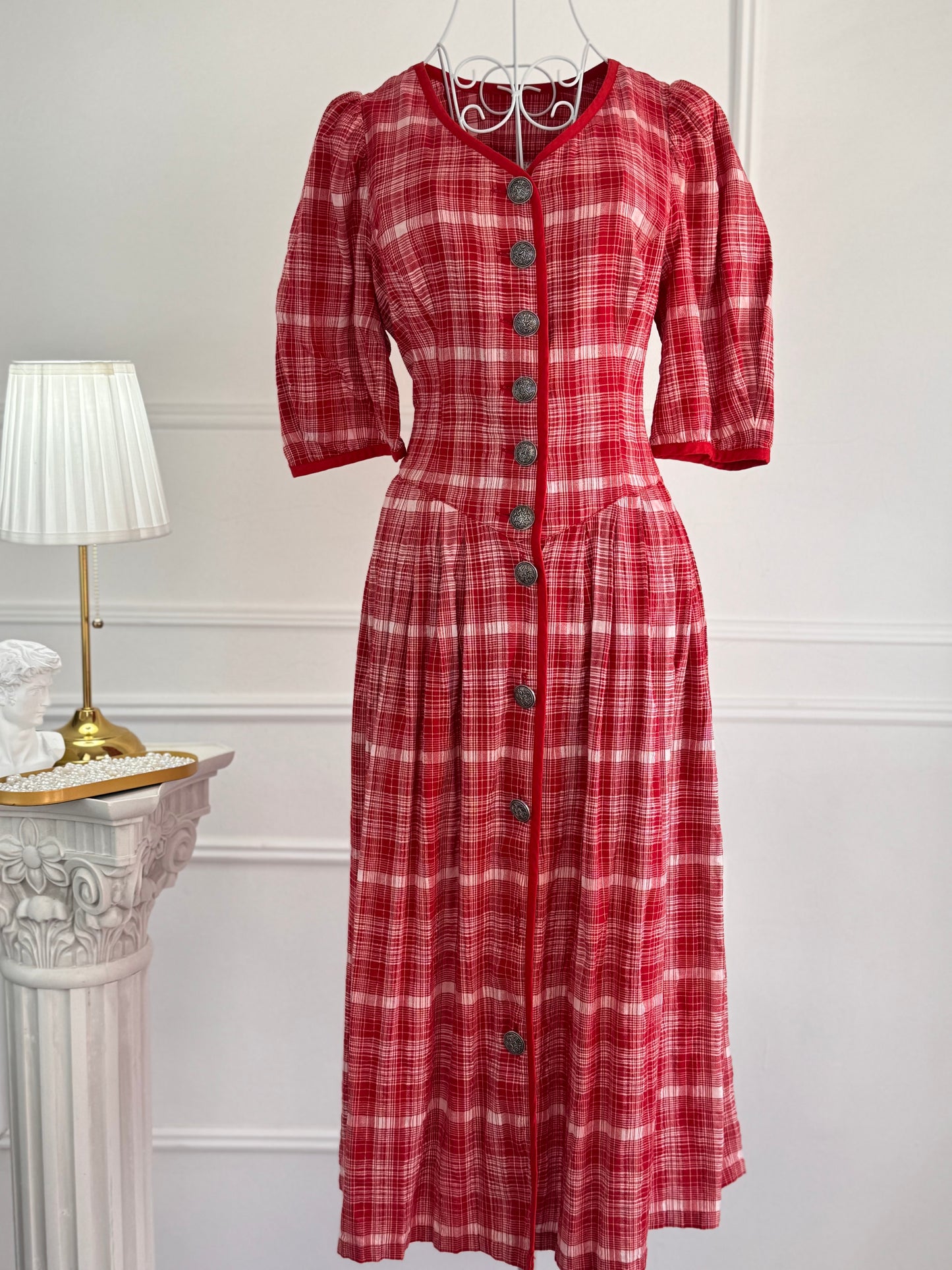 Rochie vintage cu nasturi prețioși