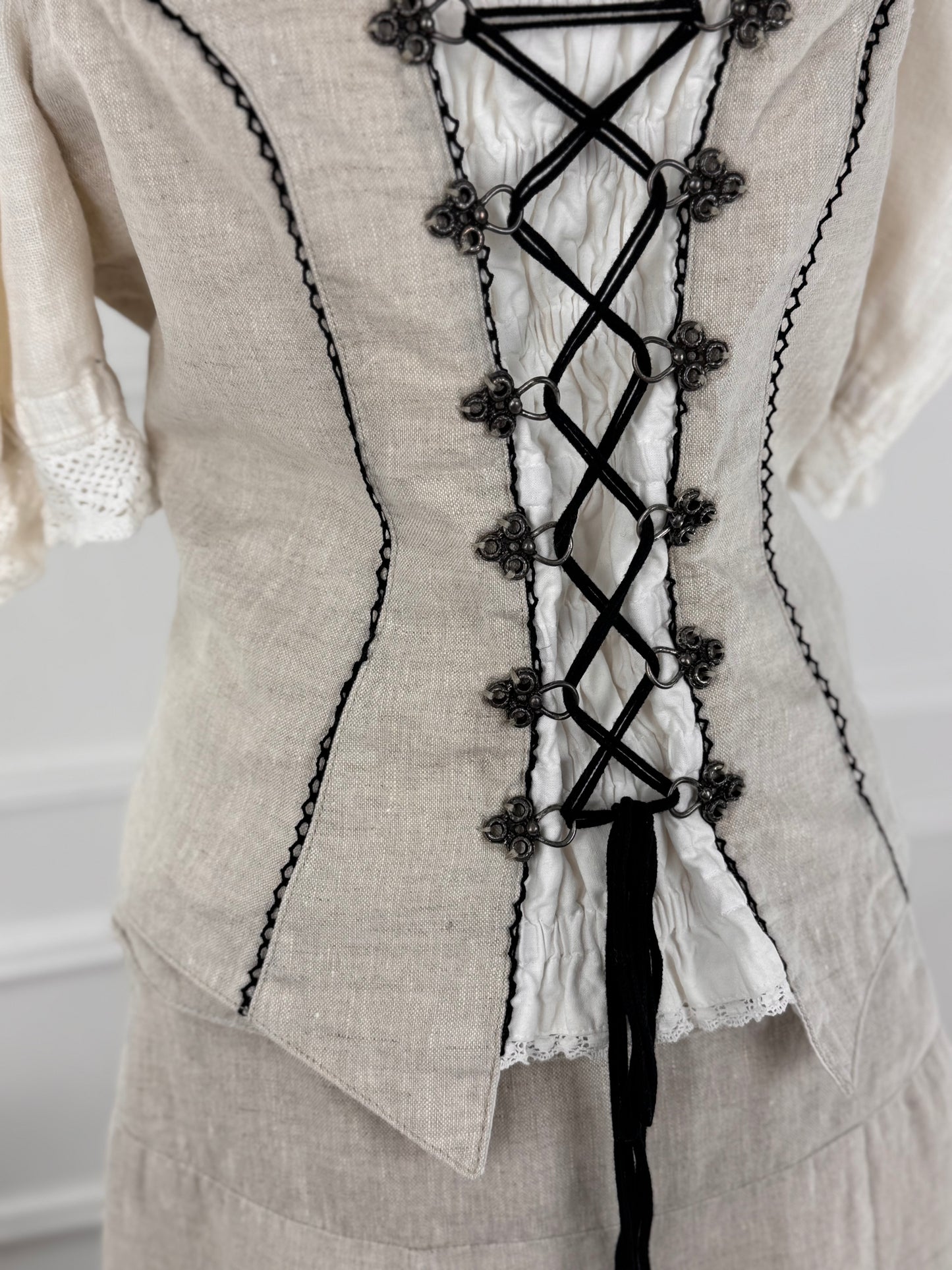 Costum vintage cu fustă