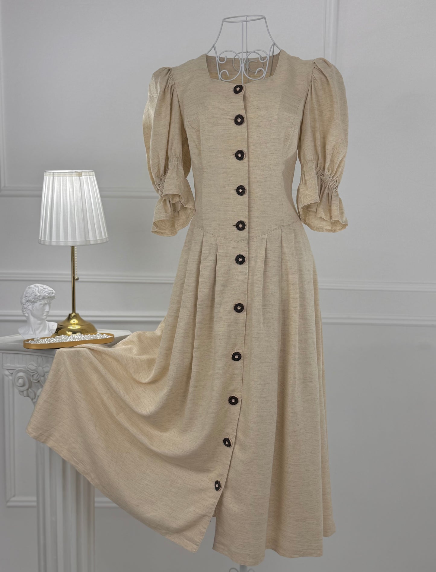 Rochie vintage cu nasturi prețioși